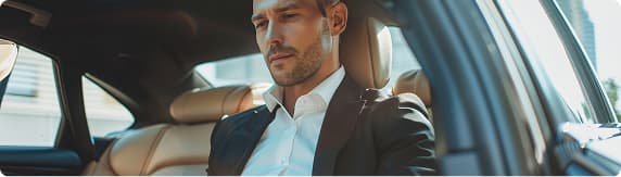 Executivo em um carro de luxo