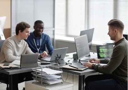 Consultores de cibersegurança colaborando no escritório