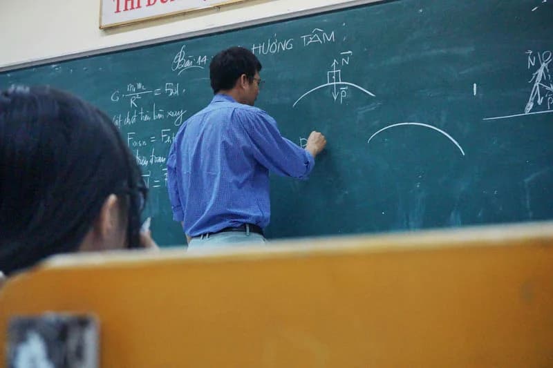 教育工作者在笔记本上审阅学生作业