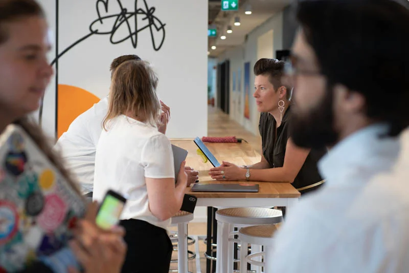 商务人士使用安全系统工作