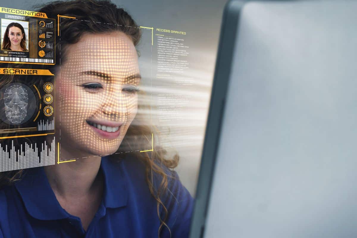 Ansiktsgjenkjenningsteknologi skanner og registrerer ansiktet til personer for identifikasjon